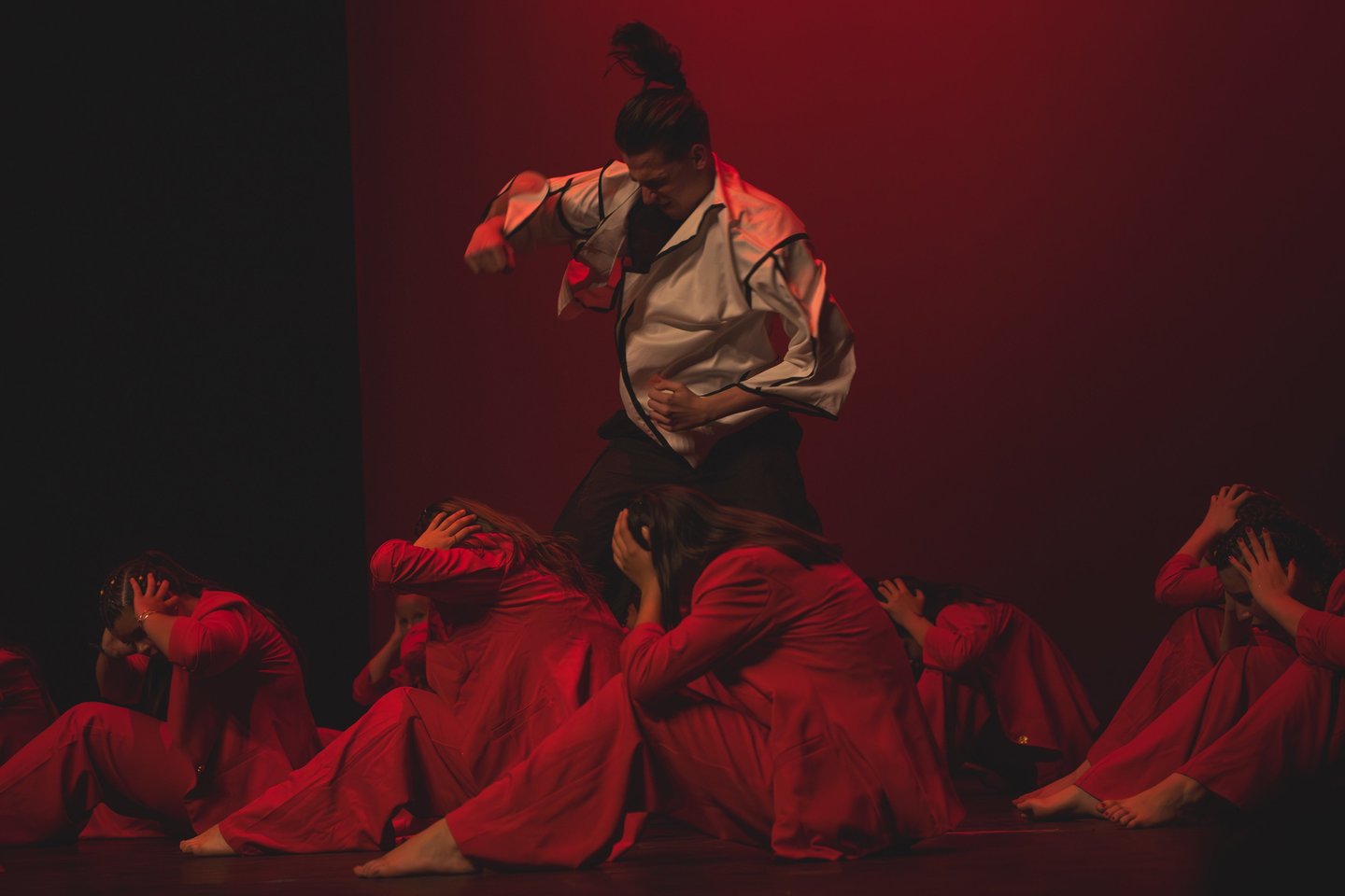 Les danseurs DANZA sur scène dans une création en rouge et noir