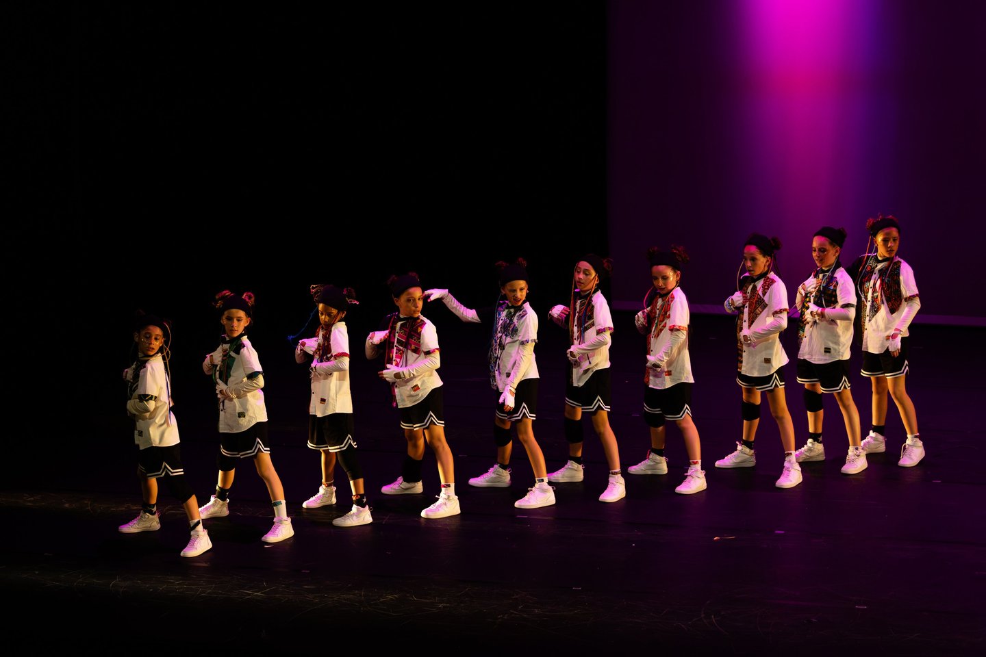 Un groupe de jeunes danseuses DANZA réunies sur scène